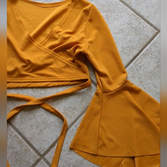 Yellow wrap crop top - Picture 2 of 2